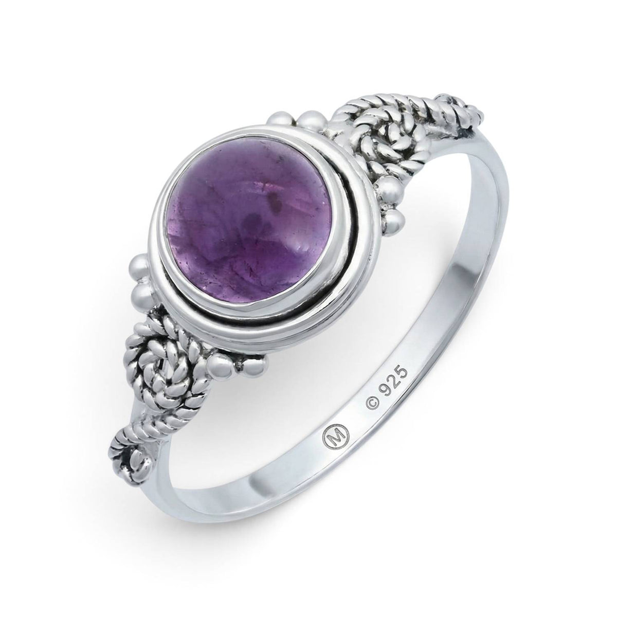 Amethystring aus Silber auf weißem Hintergrund