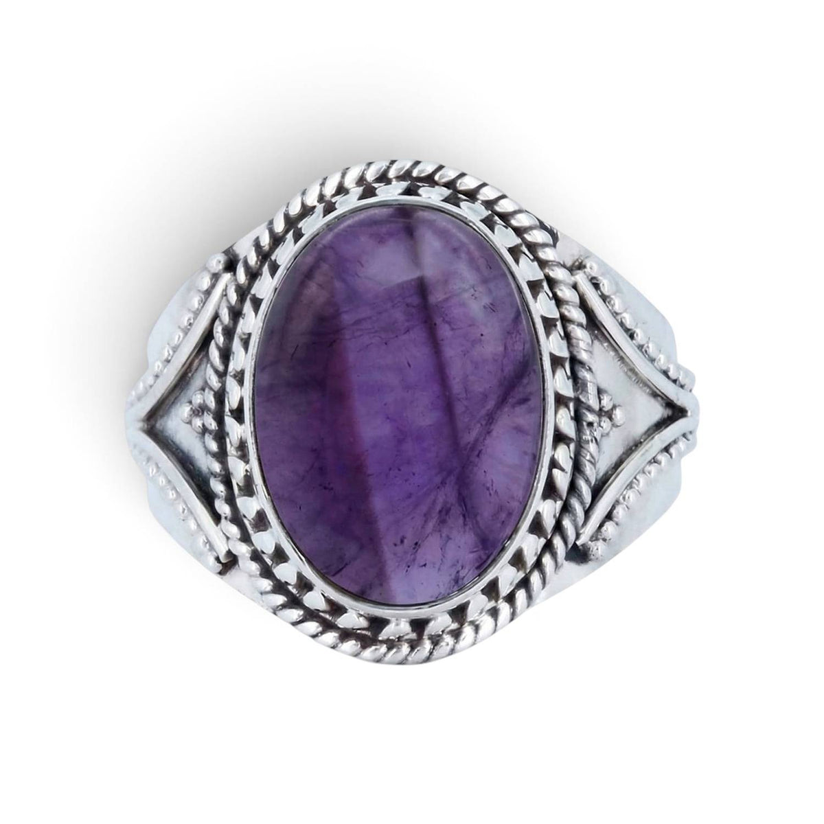 Amethystring aus Silber auf weißem Hintergrund