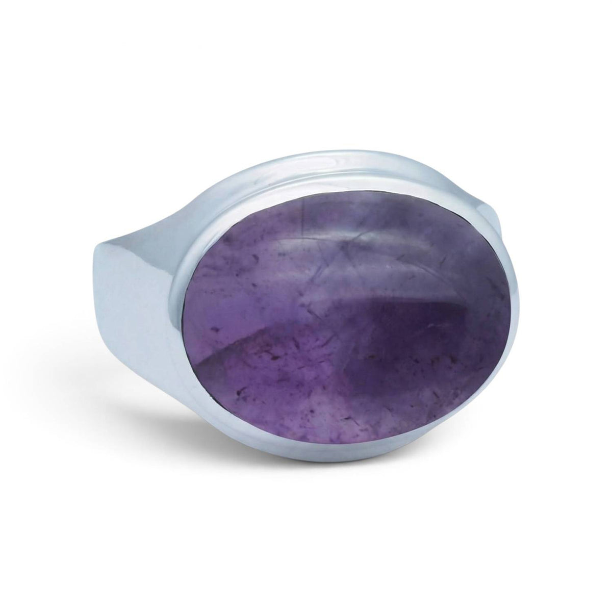 Amethystring aus Silber auf weißem Hintergrund