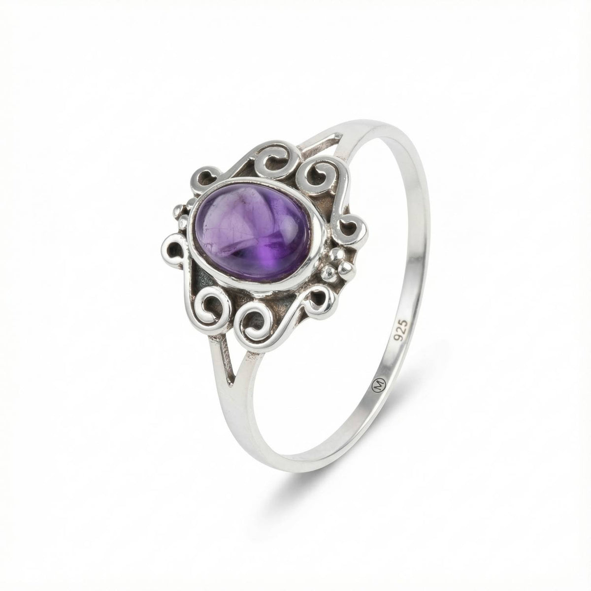 Amethystring aus Silber auf weißem Hintergrund