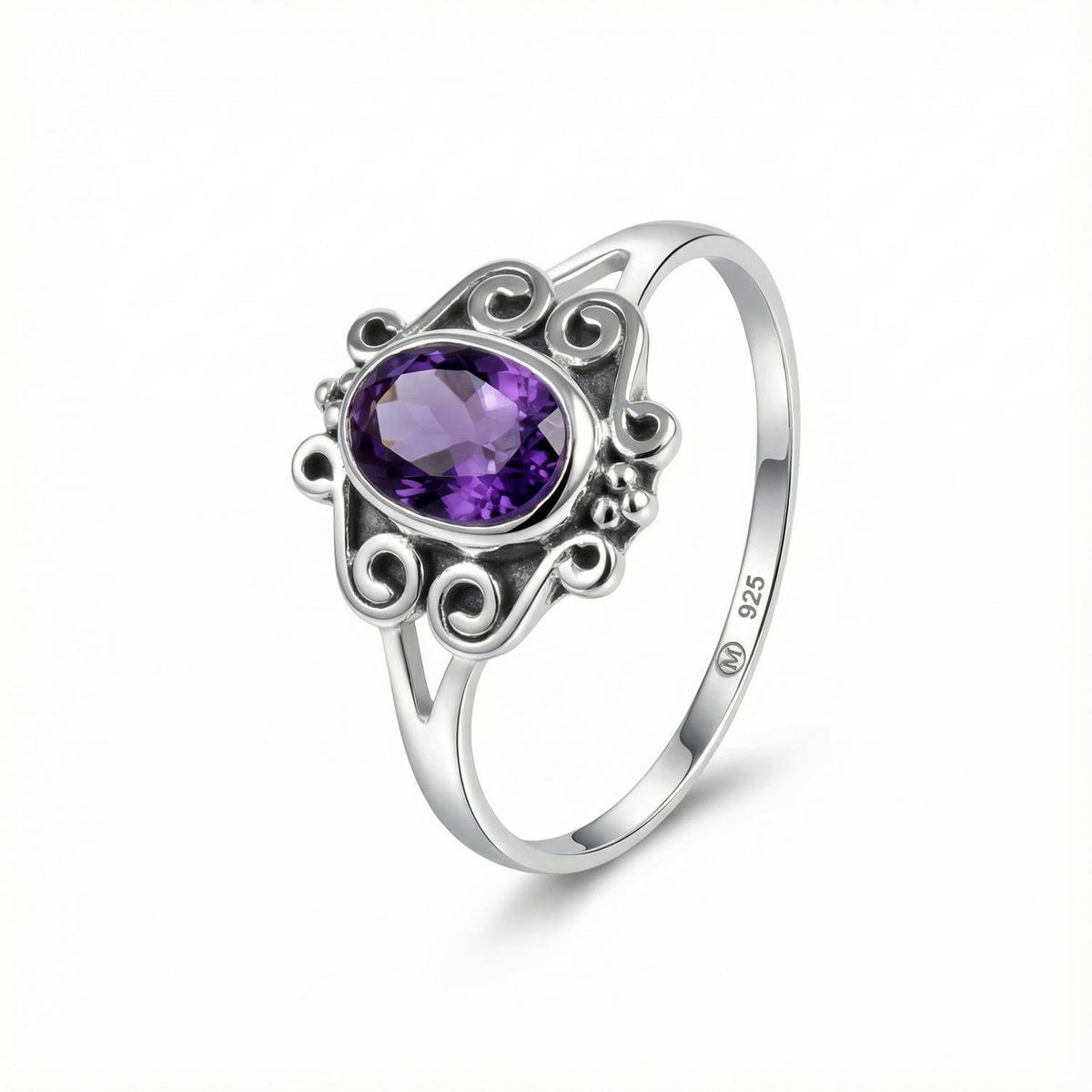 Amethystring aus Silber auf weißem Hintergrund