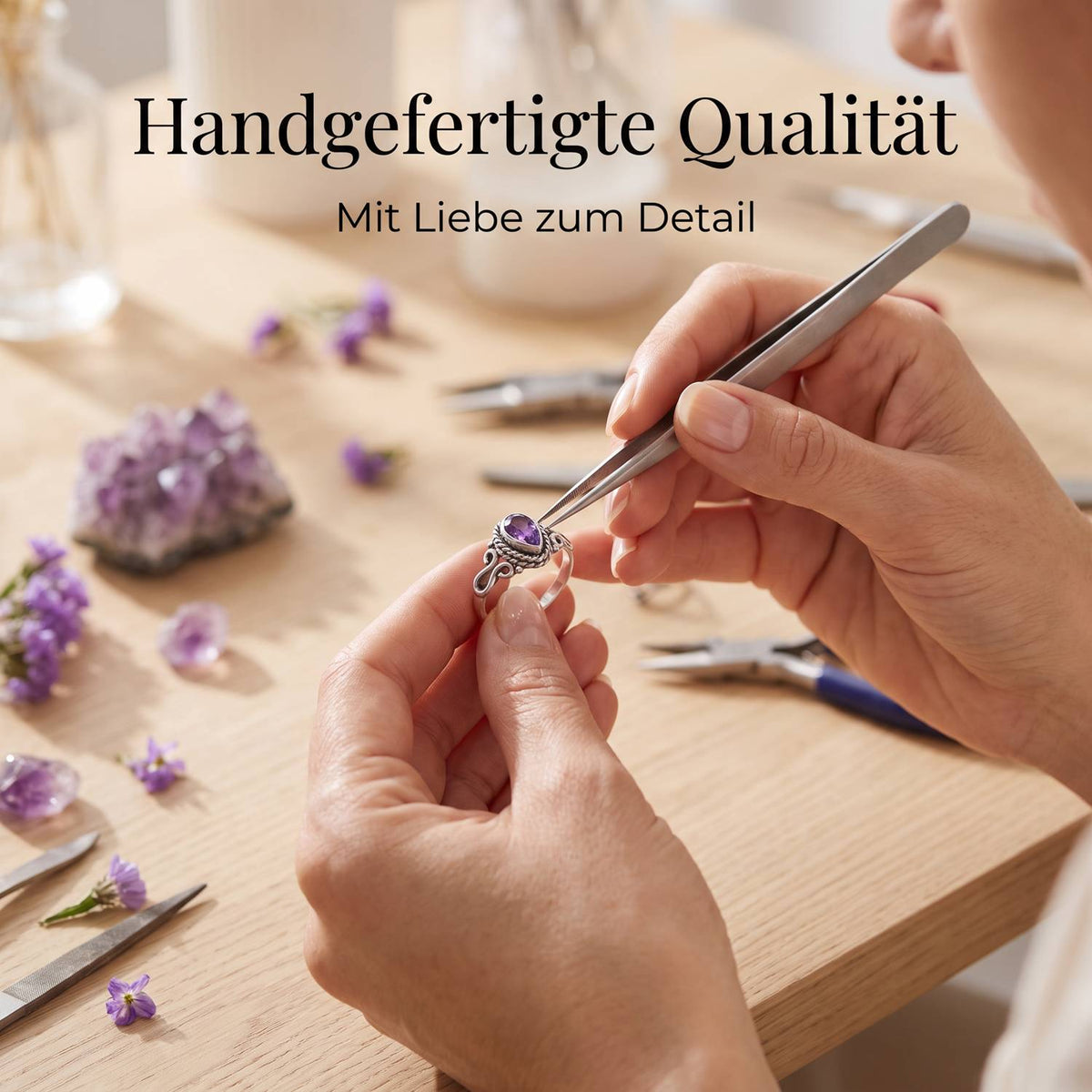 Handgefertigter Silberring mit Amethyst bei der Schmuckherstellung