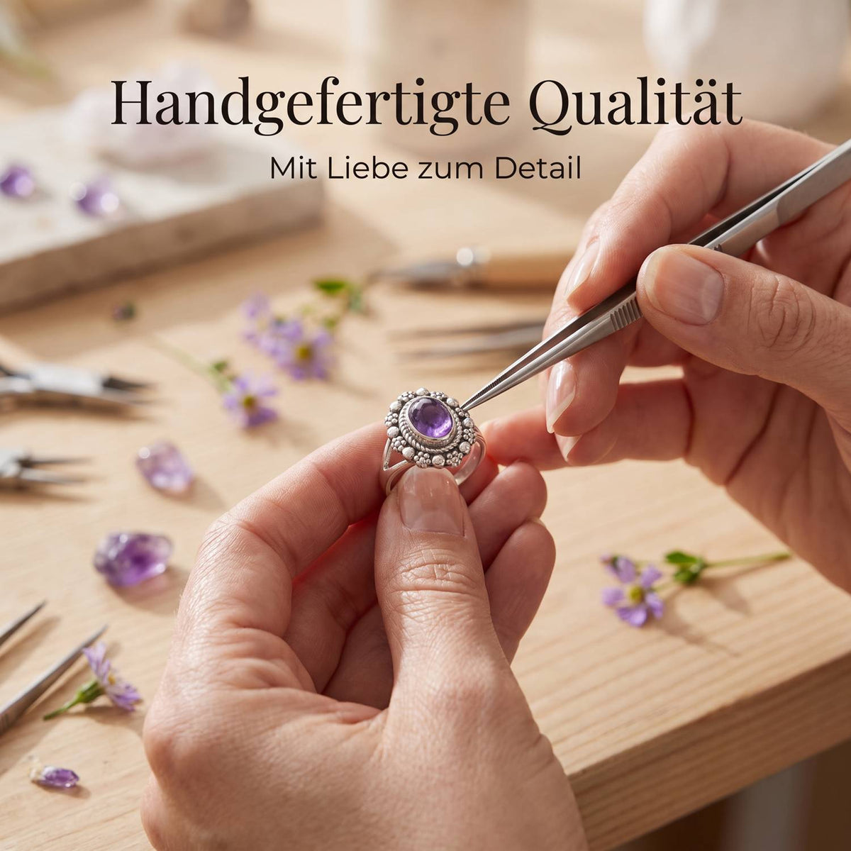Handgefertigter Silberring mit Amethyst bei der Schmuckherstellung