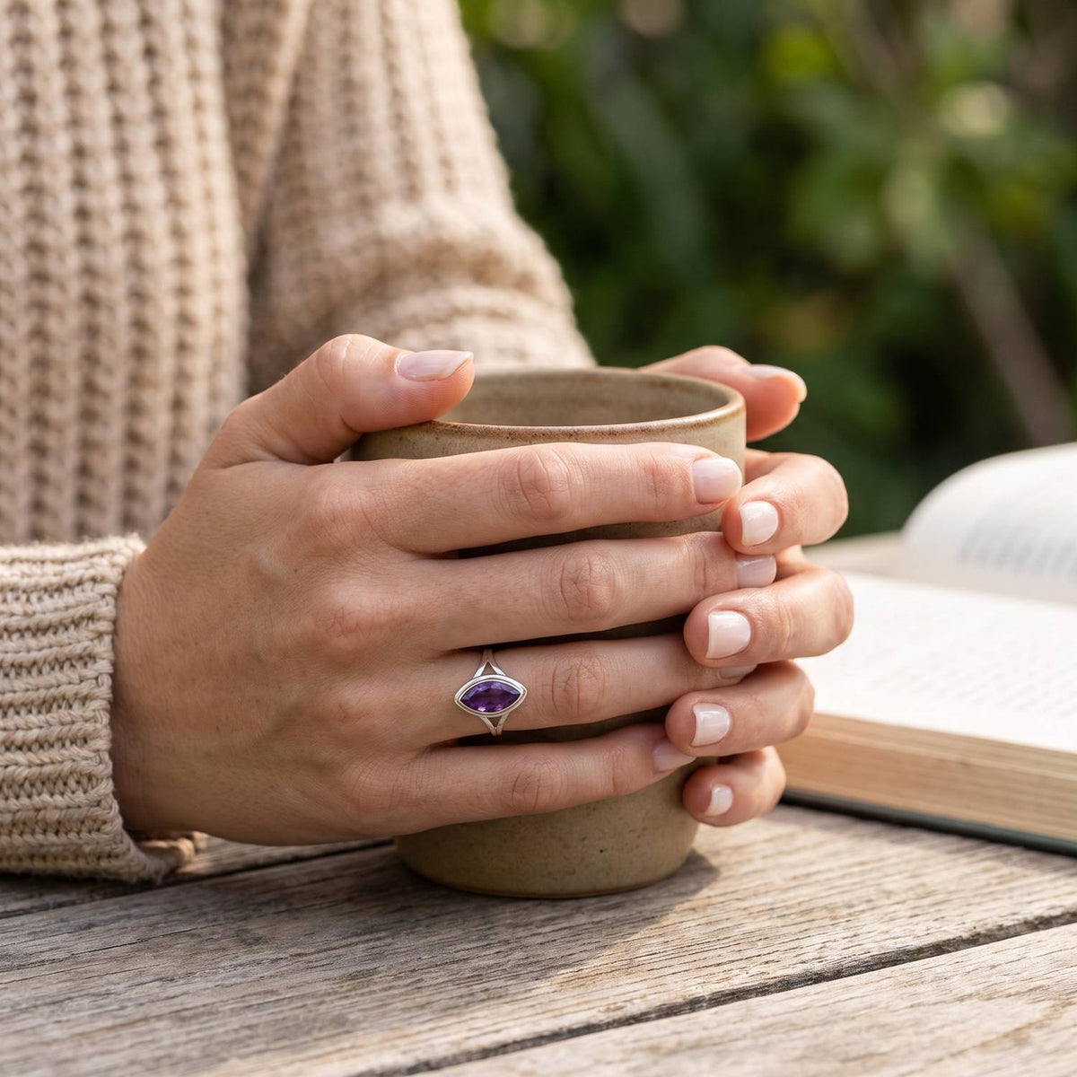 Amethystring aus Silber getragen beim Lesen mit einer Tasse