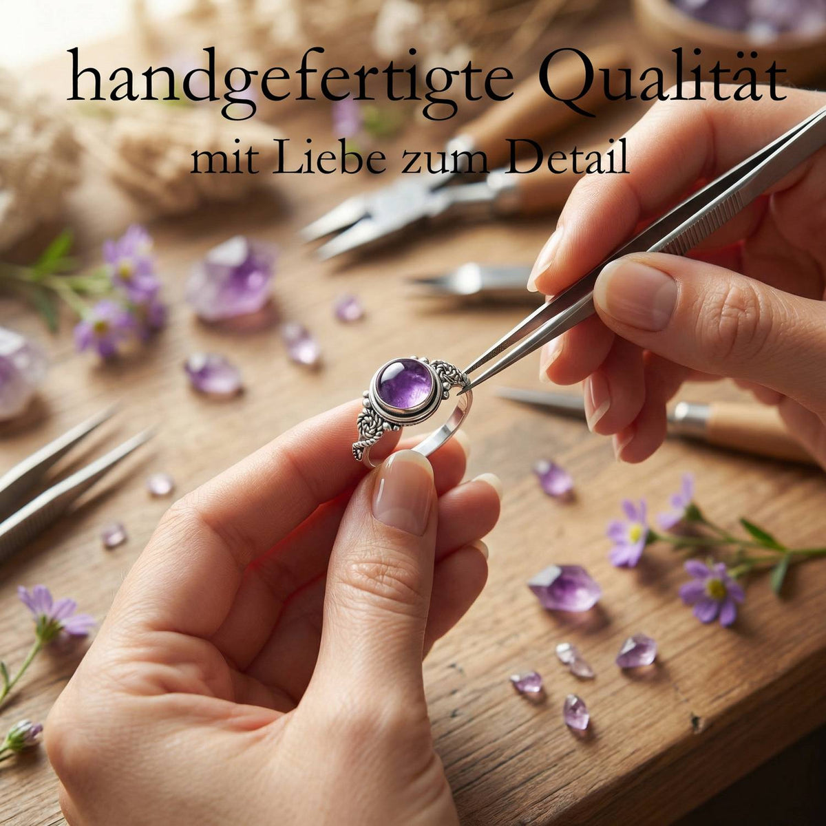 Handgefertigter Silberring mit Amethyst bei der Schmuckherstellung