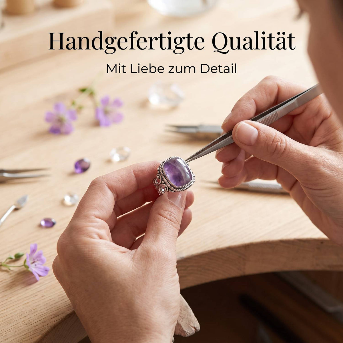 Handgefertigter Silberring mit Amethyst bei der Schmuckherstellung