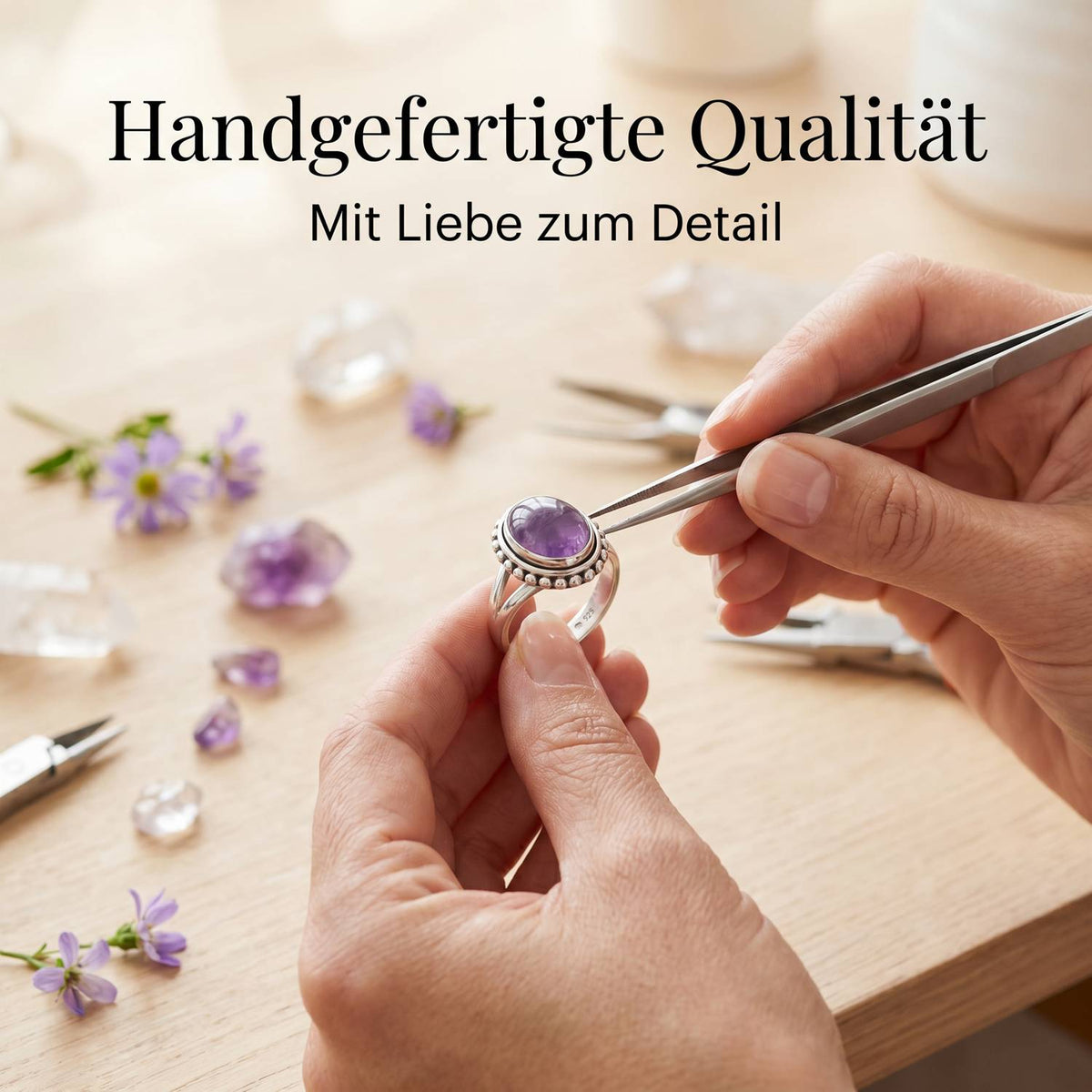 Handgefertigter Silberring mit Amethyst bei der Schmuckherstellung
