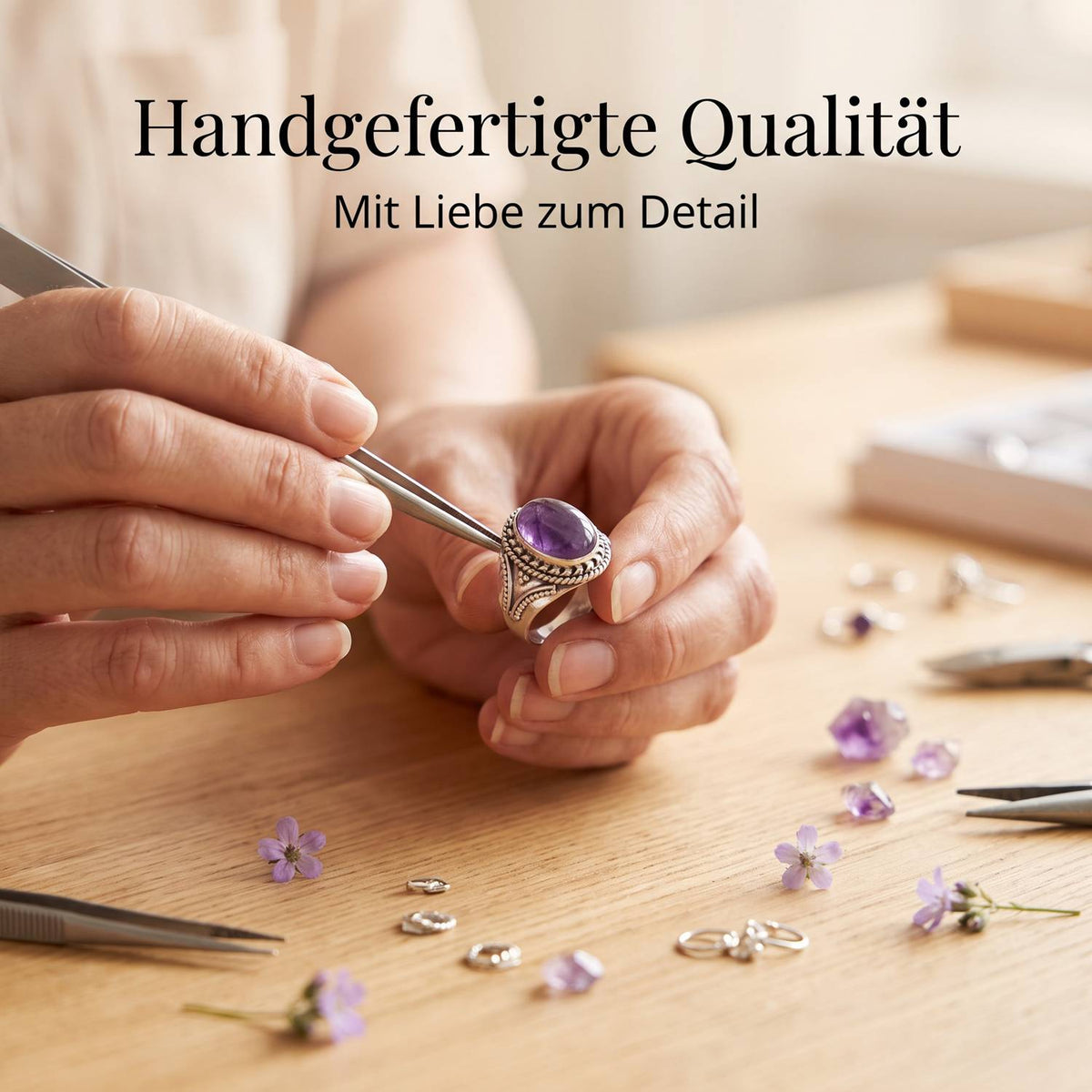 Handgefertigter Silberring mit Amethyst bei der Schmuckherstellung