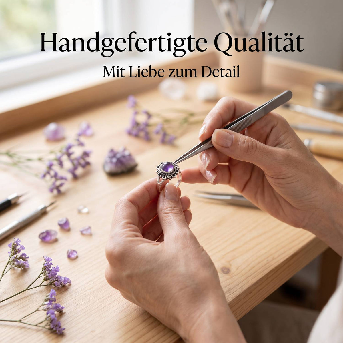 Handgefertigter Silberring mit Amethyst bei der Schmuckherstellung