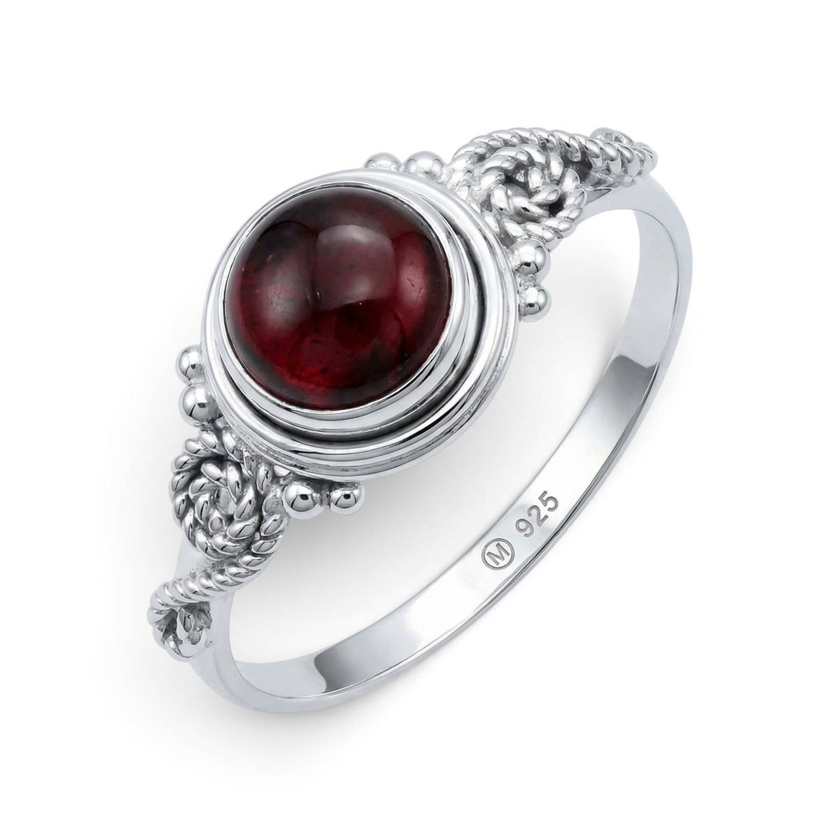 Granatring aus Silber auf weißem Hintergrund
