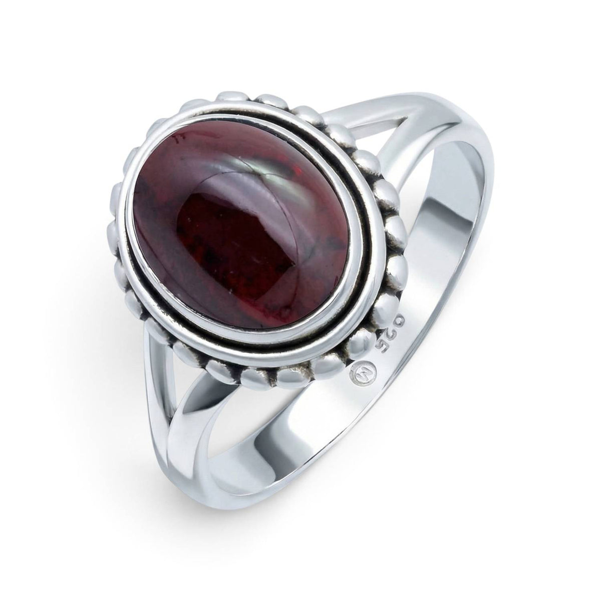 Granatring aus Silber auf weißem Hintergrund