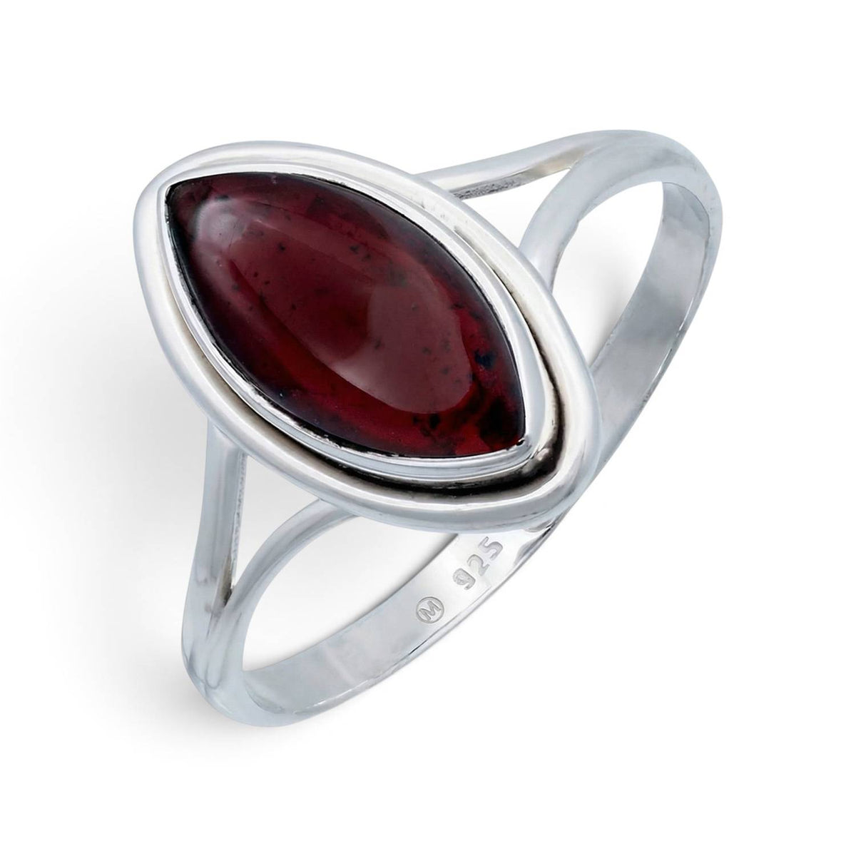 Granatring aus Silber auf weißem Hintergrund