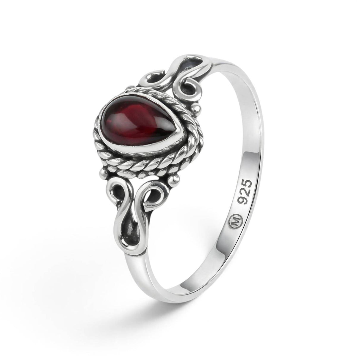 Granatring aus Silber auf weißem Hintergrund