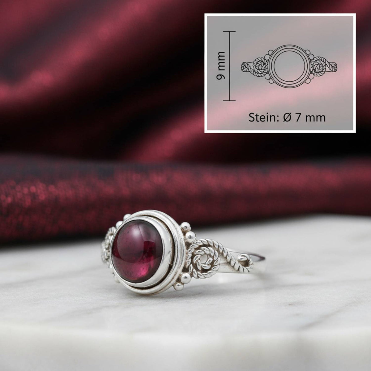 Granatring aus Silber mit Maßangaben zu Ring und Edelstein