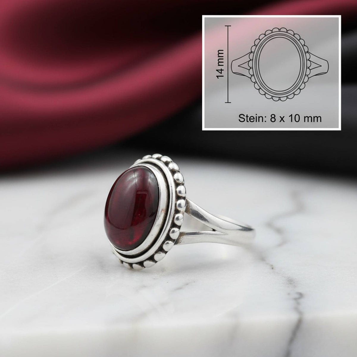 Granatring aus Silber mit Maßangaben zu Ring und Edelstein
