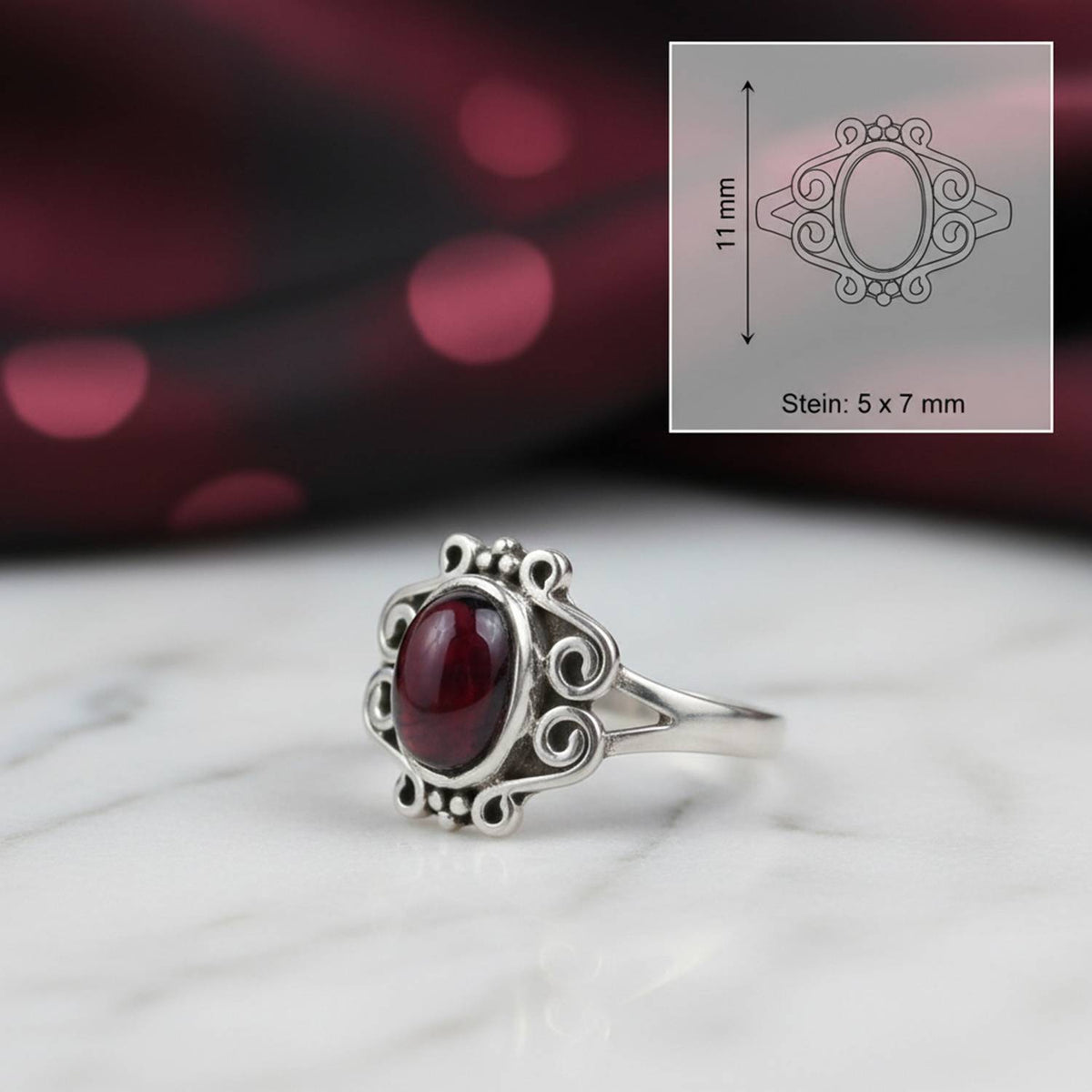 Granatring aus Silber mit Maßangaben zu Ring und Edelstein
