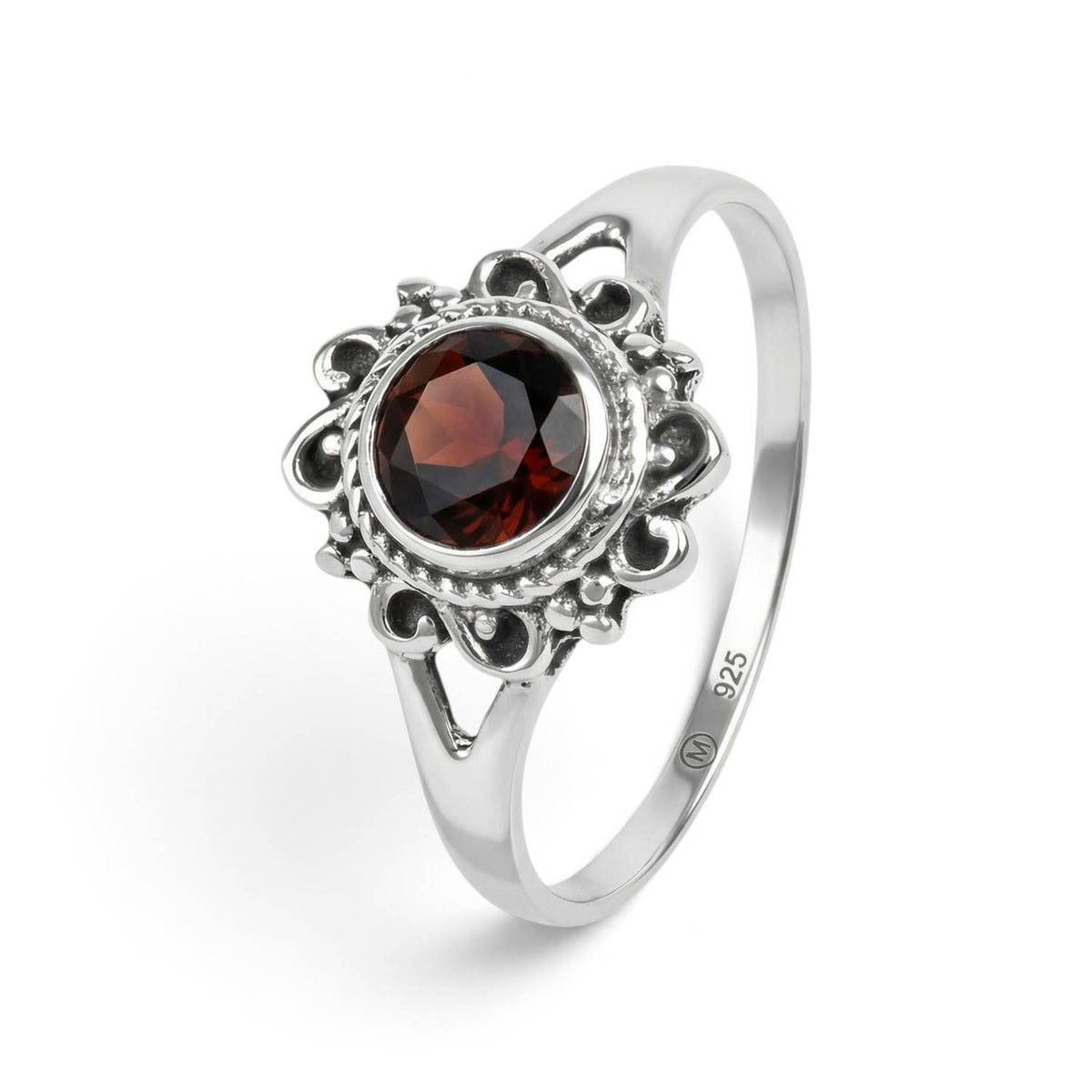 Granatring aus Silber auf weißem Hintergrund