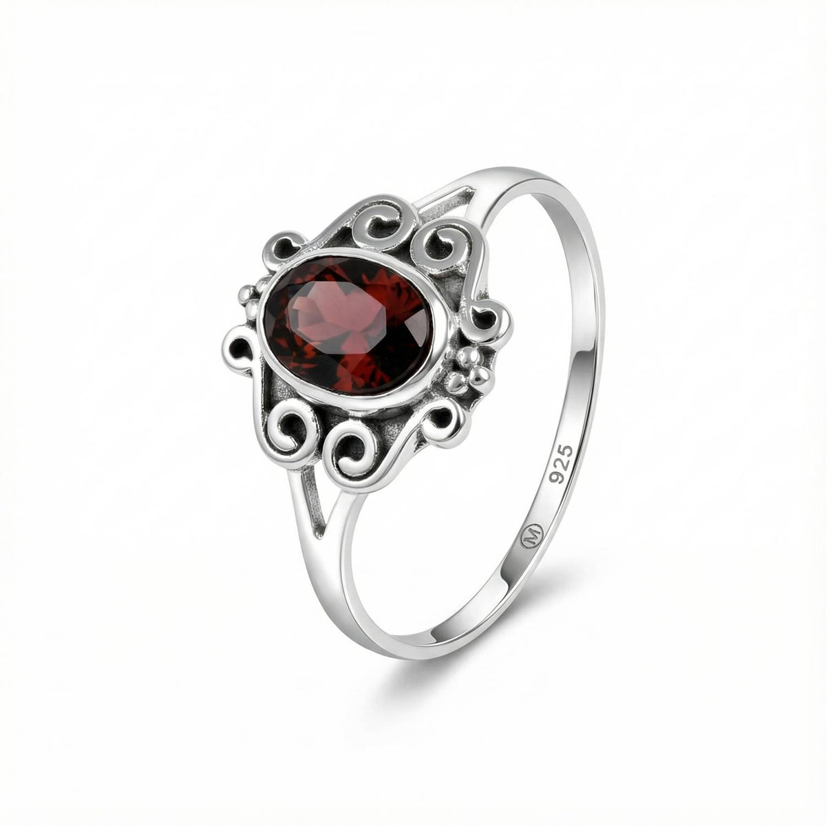 Granatring aus Silber auf weißem Hintergrund