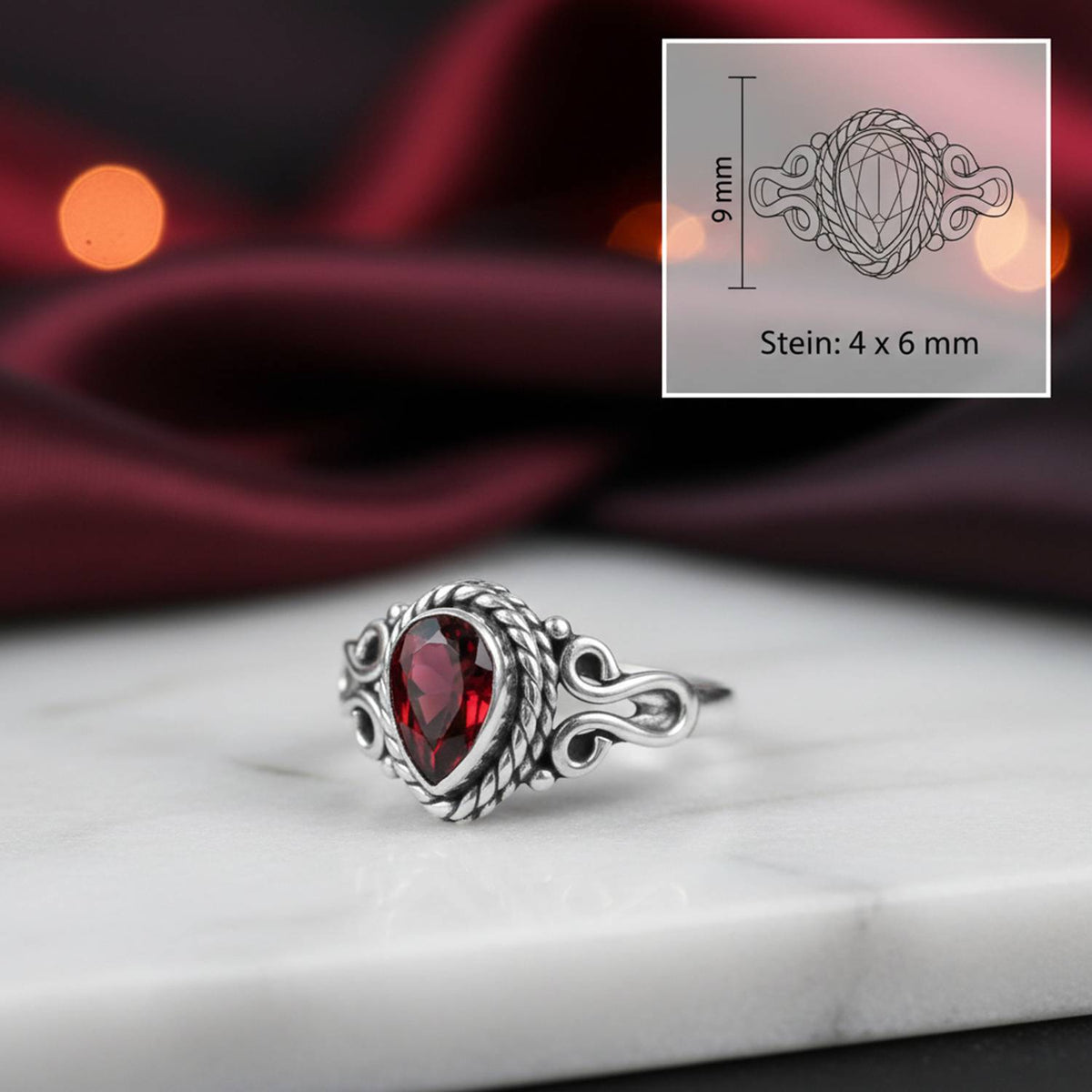 Granatring aus Silber mit Maßangaben zu Ring und Edelstein