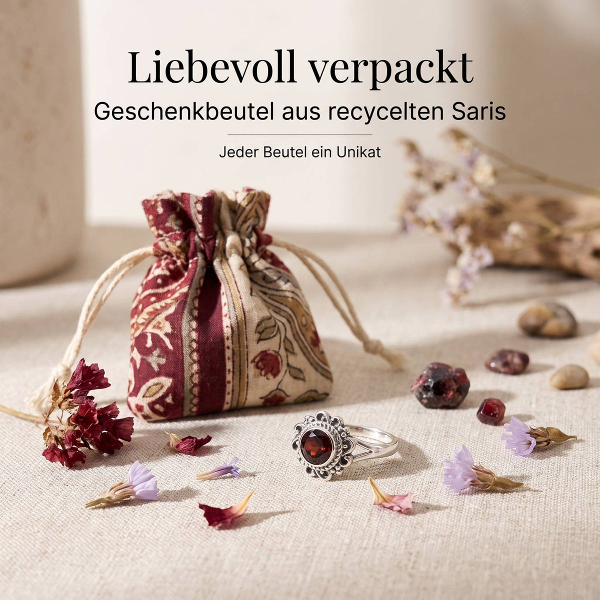Silberring mit Granat und Geschenkbeutel aus recyceltem Sari