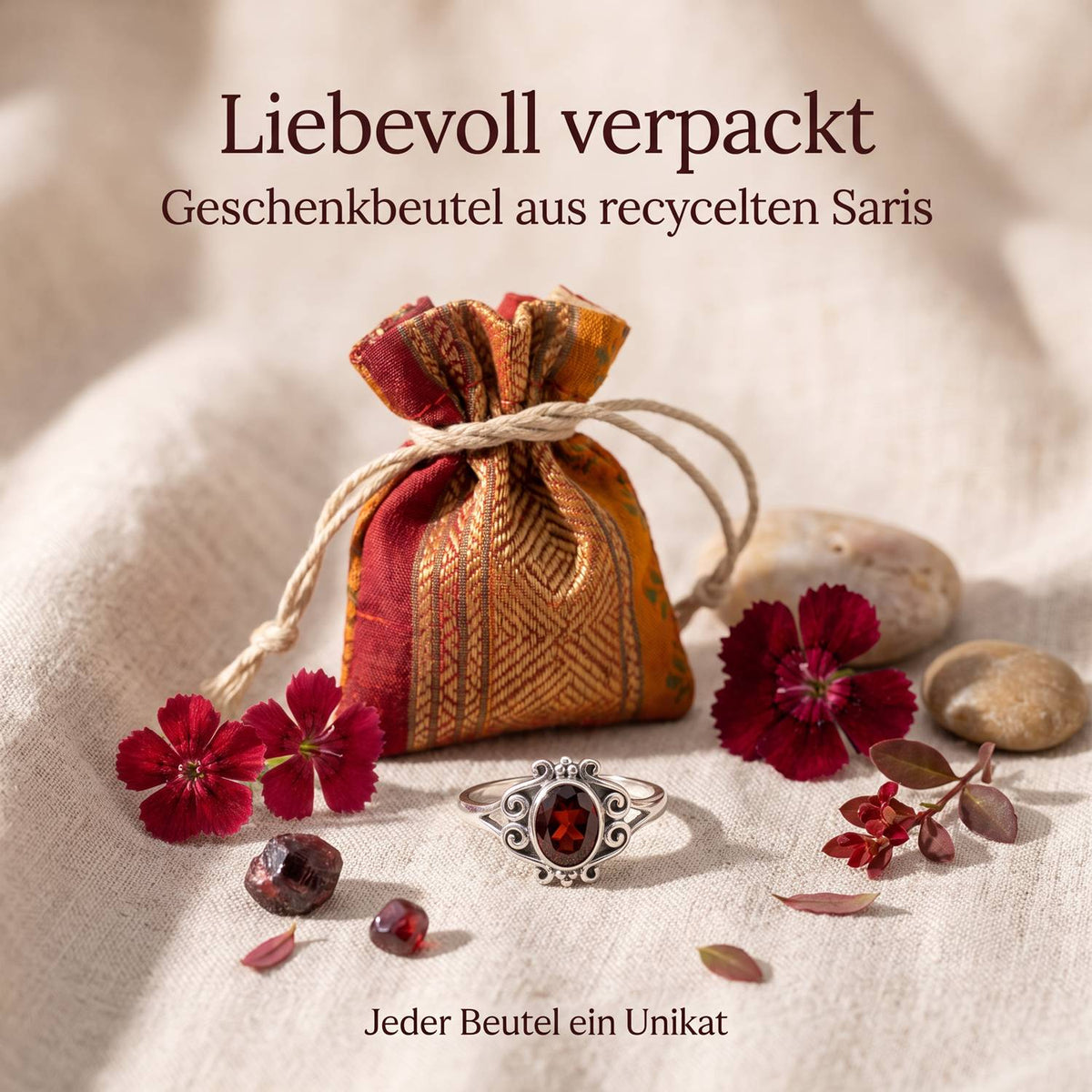 Silberring mit Granat und Geschenkbeutel aus recyceltem Sari