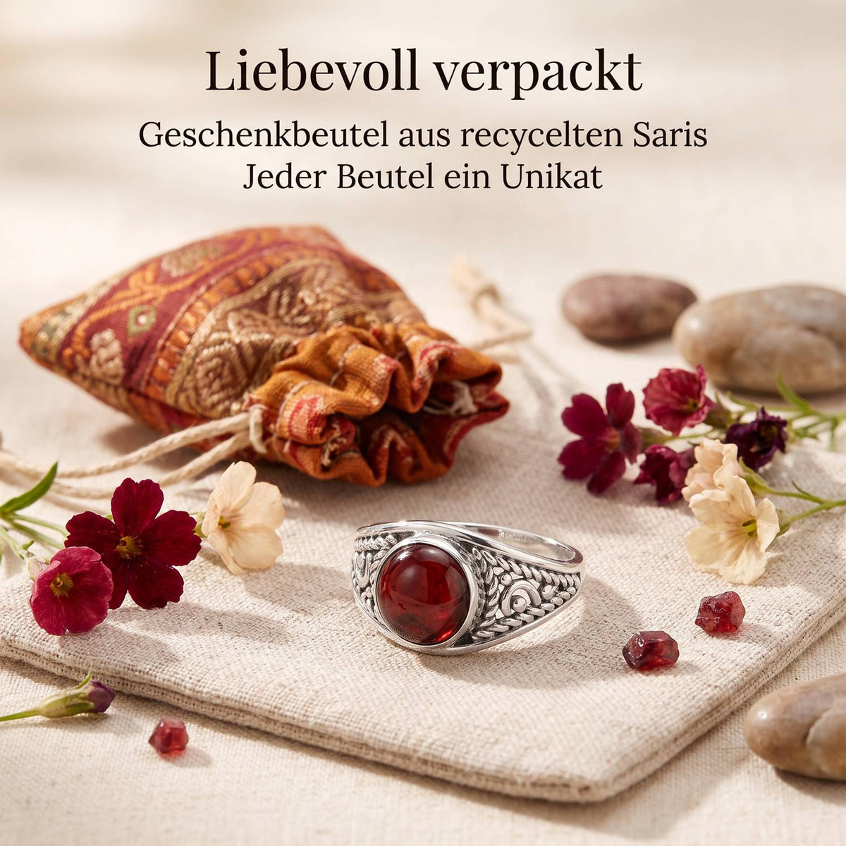 Silberring mit Granat und Geschenkbeutel aus recyceltem Sari