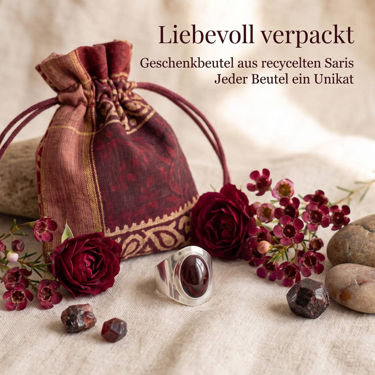 Silberring mit Granat und Geschenkbeutel aus recyceltem Sari