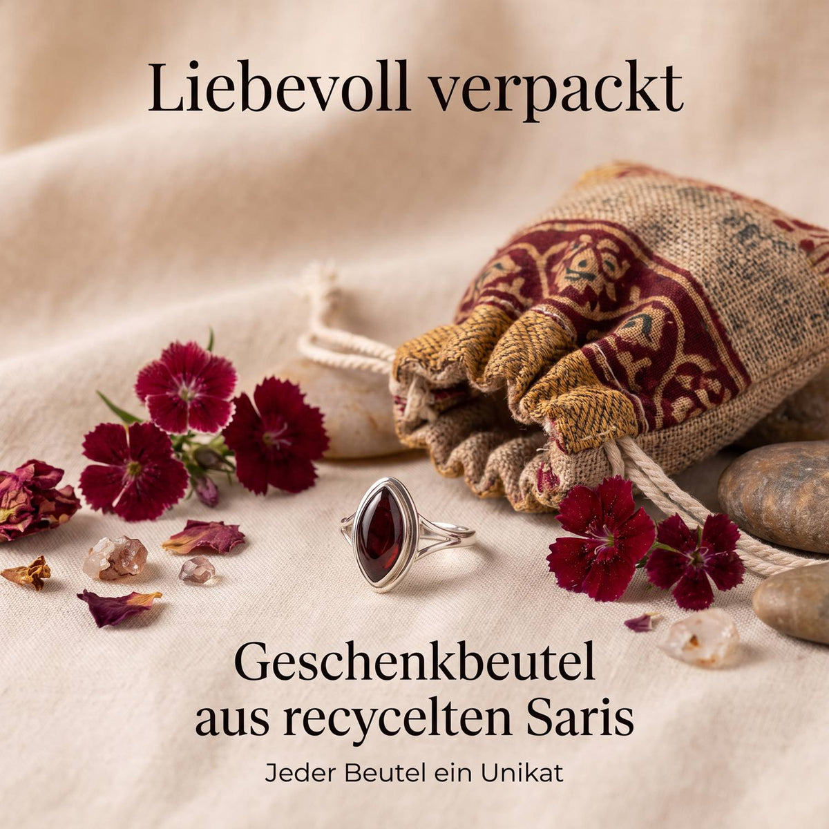 Silberring mit Granat und Geschenkbeutel aus recyceltem Sari