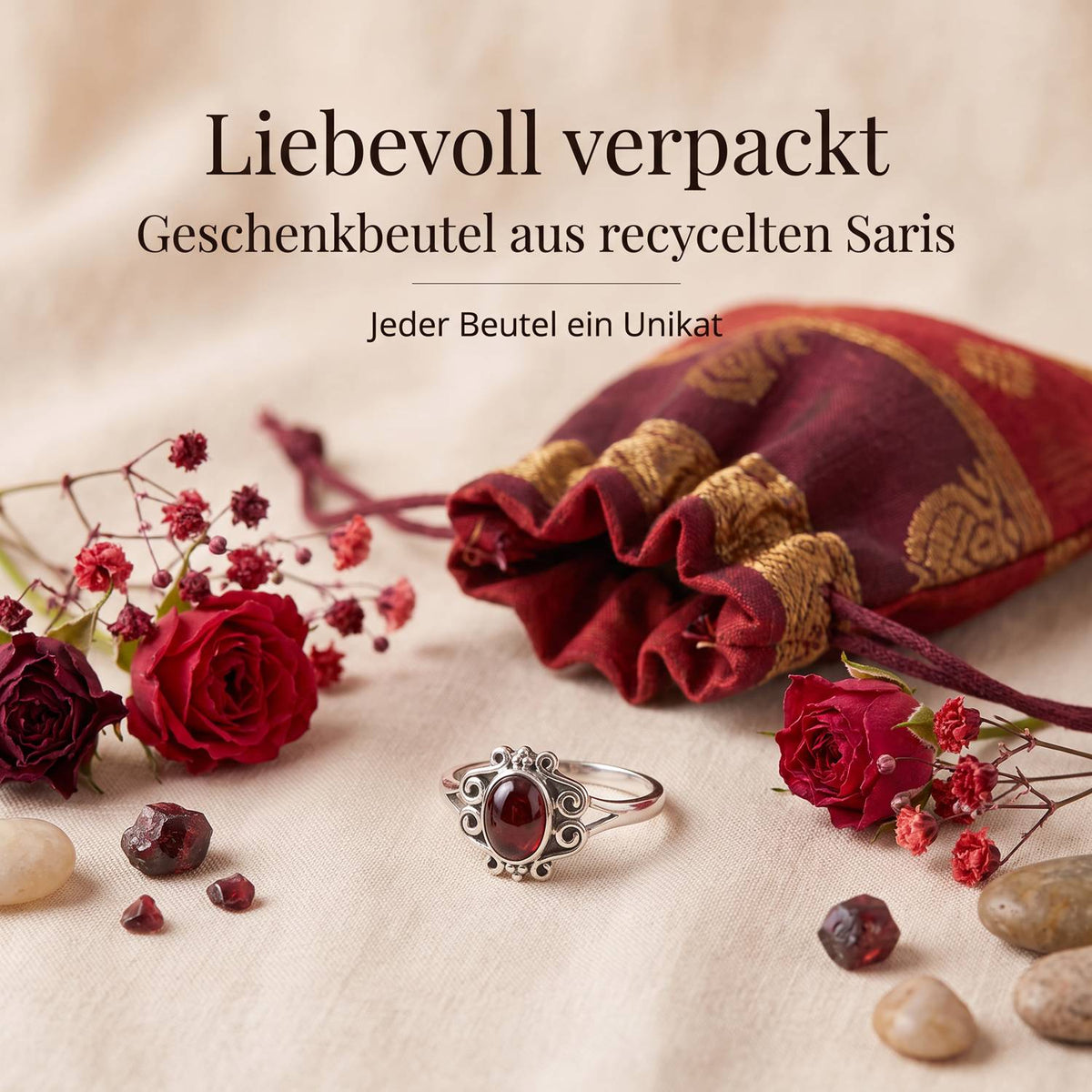 Silberring mit Granat und Geschenkbeutel aus recyceltem Sari