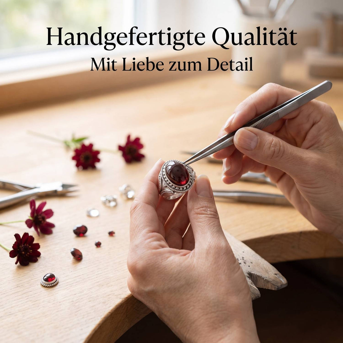 Handgefertigter Silberring mit Granat bei der Schmuckherstellung