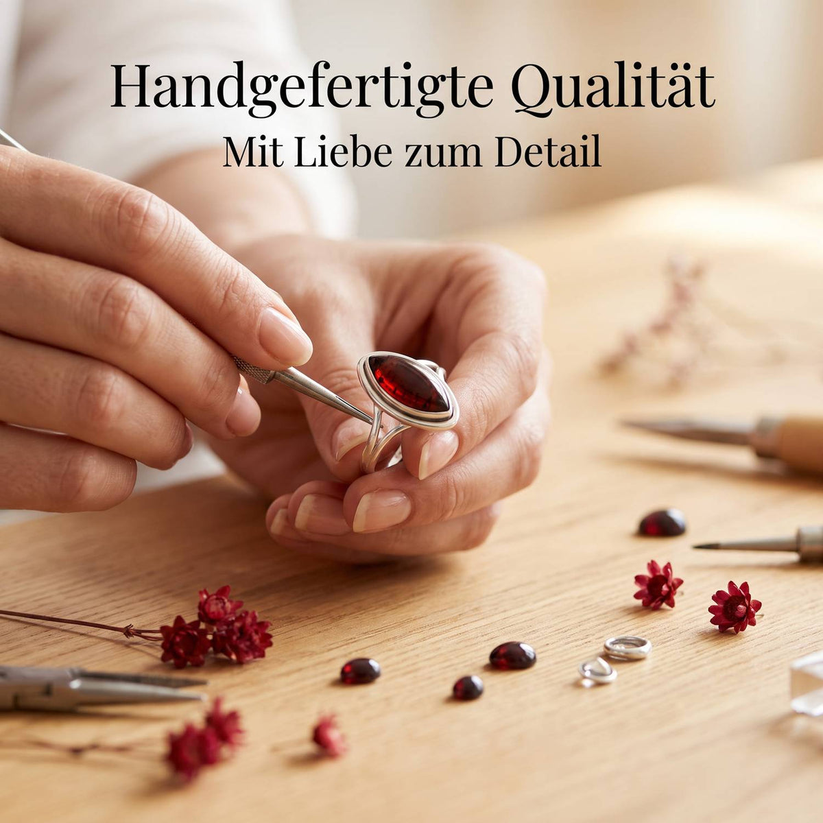 Handgefertigter Silberring mit Granat bei der Schmuckherstellung