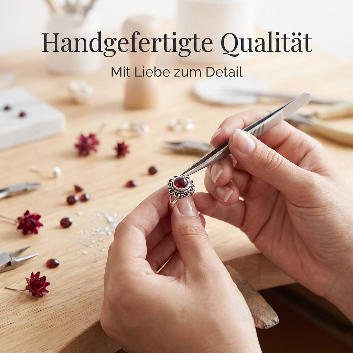 Handgefertigter Silberring mit Granat bei der Schmuckherstellung