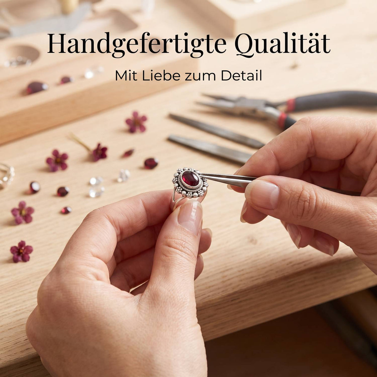 Handgefertigter Silberring mit Granat bei der Schmuckherstellung