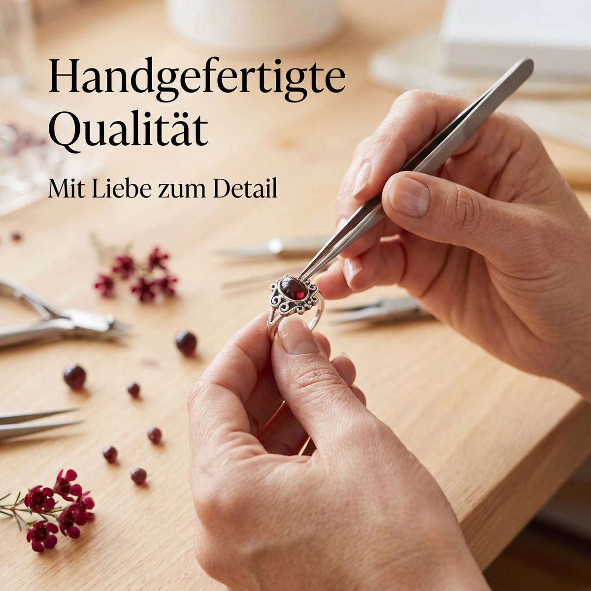 Handgefertigter Silberring mit Granat bei der Schmuckherstellung