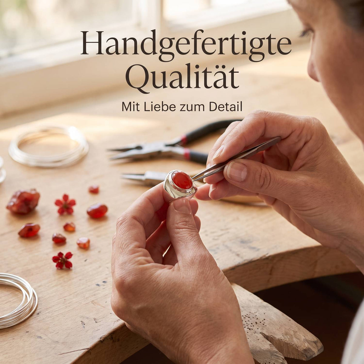 Handgefertigter Silberring mit Karneol bei der Schmuckherstellung