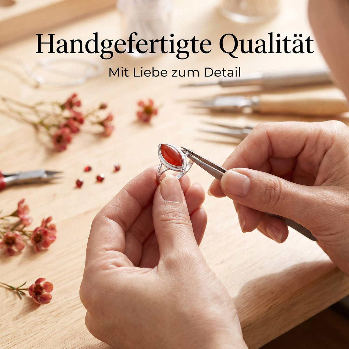 Handgefertigter Silberring mit Karneol bei der Schmuckherstellung