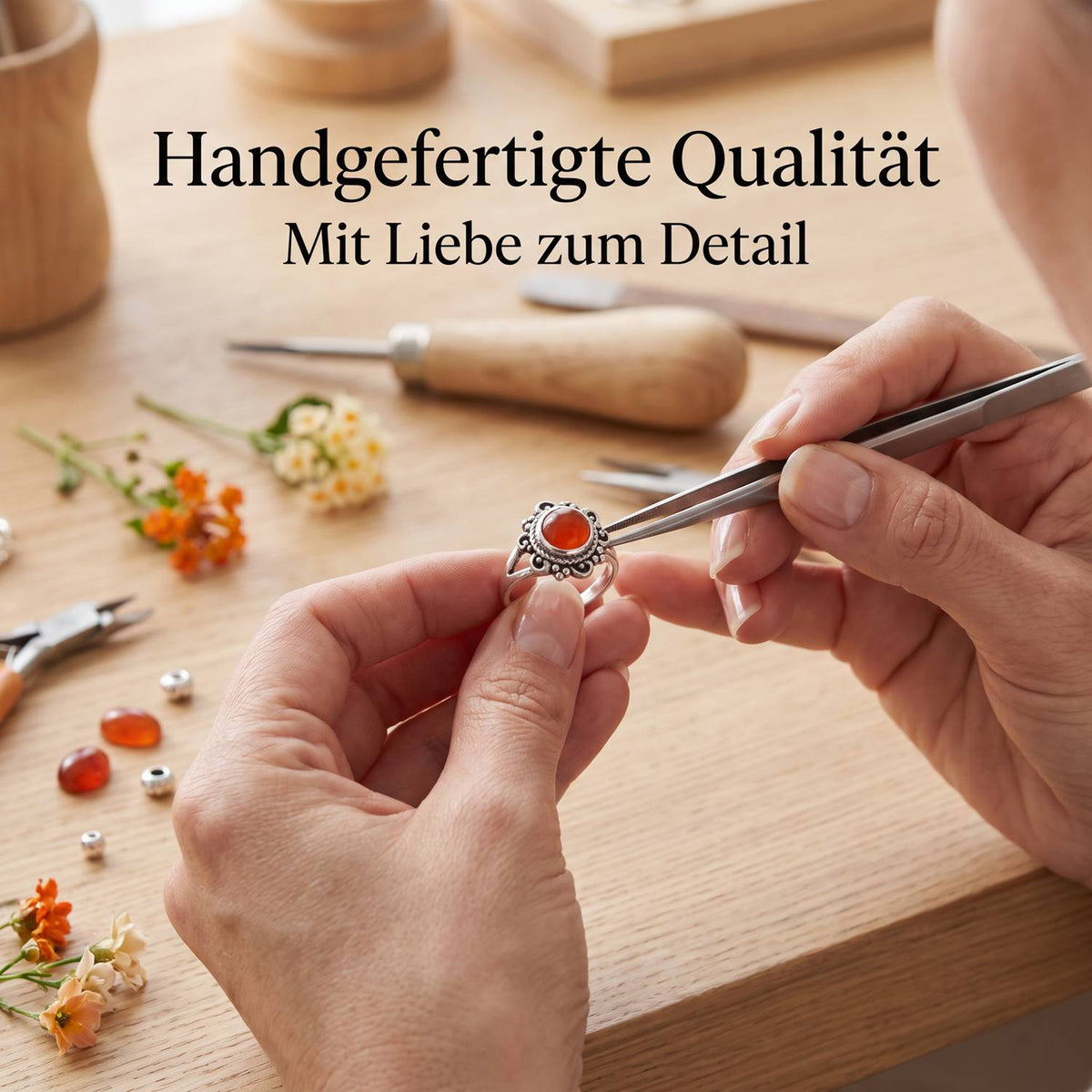 Handgefertigter Silberring mit Karneol bei der Schmuckherstellung
