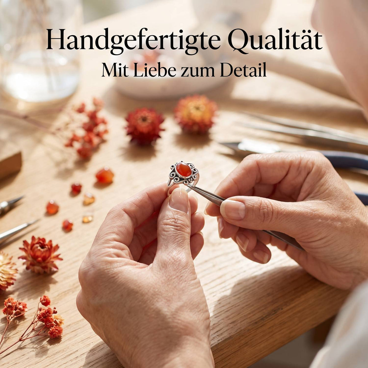 Handgefertigter Silberring mit Karneol bei der Schmuckherstellung
