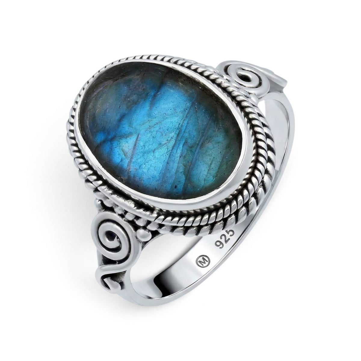 Labradoritring aus Silber auf weißem Hintergrund