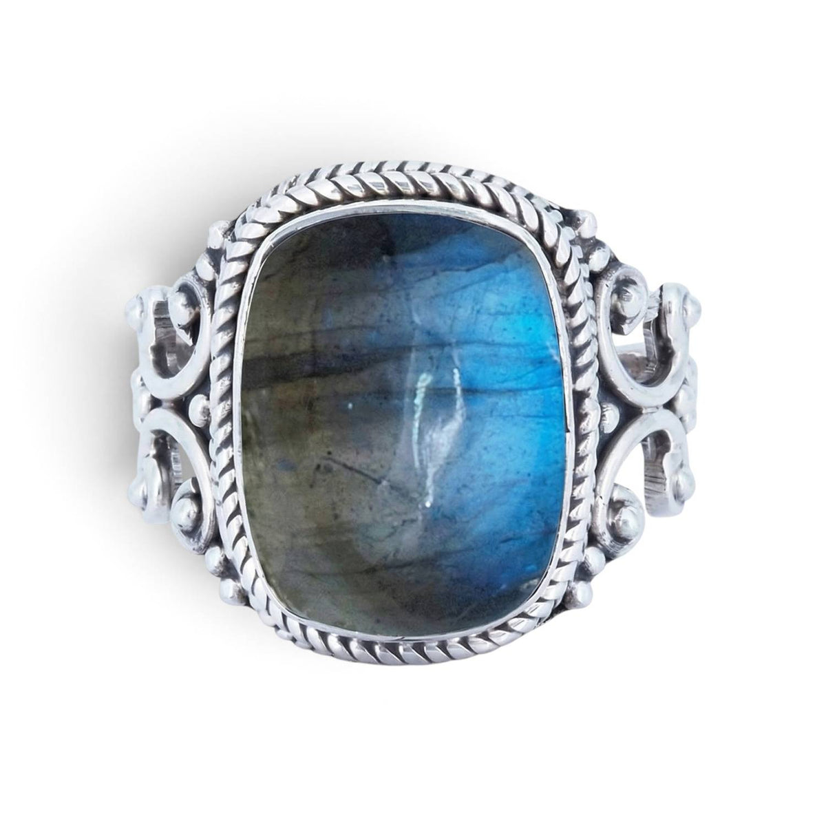 Labradoritring aus Silber auf weißem Hintergrund