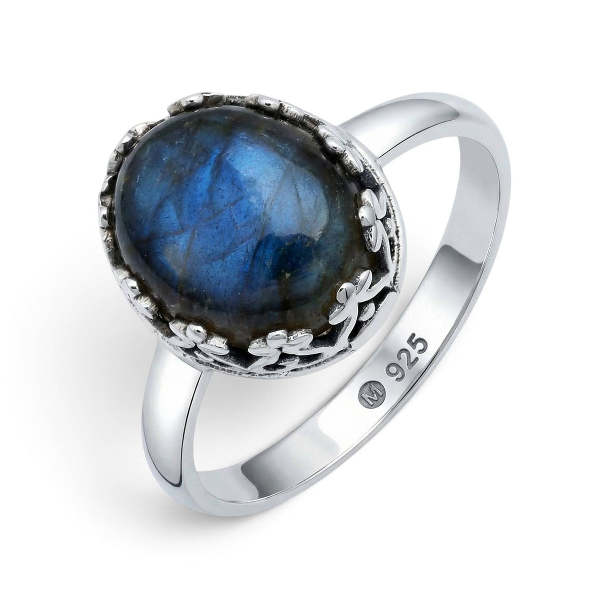Labradoritring aus Silber auf weißem Hintergrund