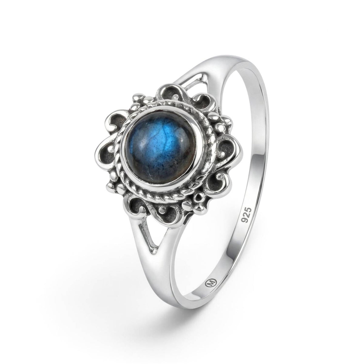 Labradoritring aus Silber auf weißem Hintergrund