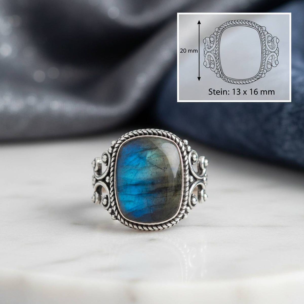 Labradoritring aus Silber mit Maßangaben zu Ring und Edelstein