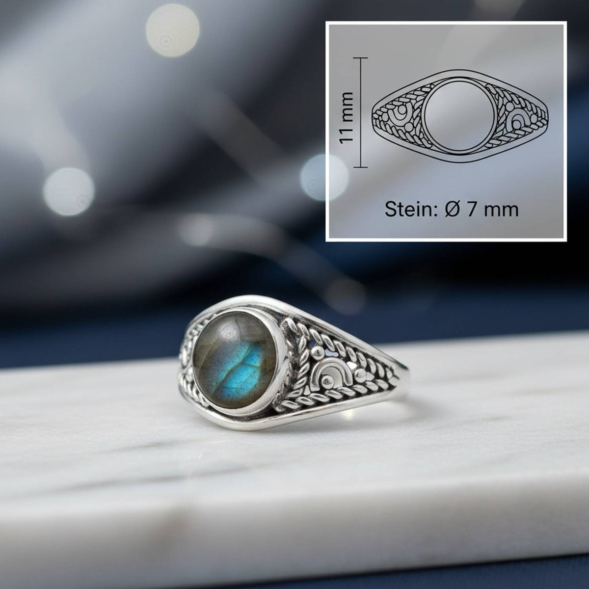 Labradoritring aus Silber mit Maßangaben zu Ring und Edelstein