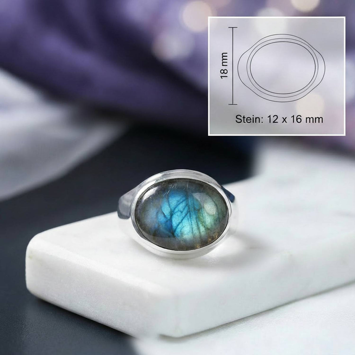 Labradoritring aus Silber mit Maßangaben zu Ring und Edelstein