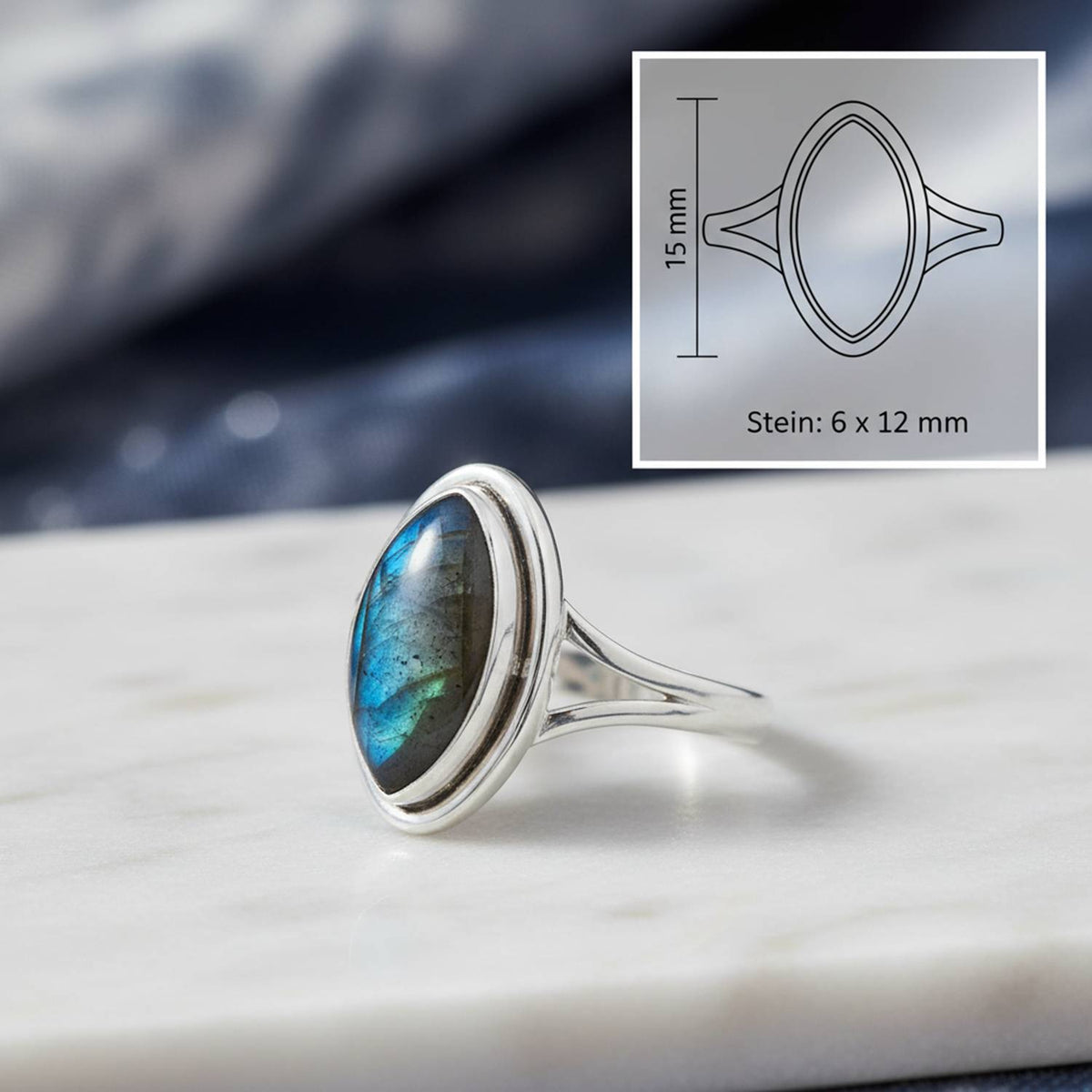 Labradoritring aus Silber mit Maßangaben zu Ring und Edelstein