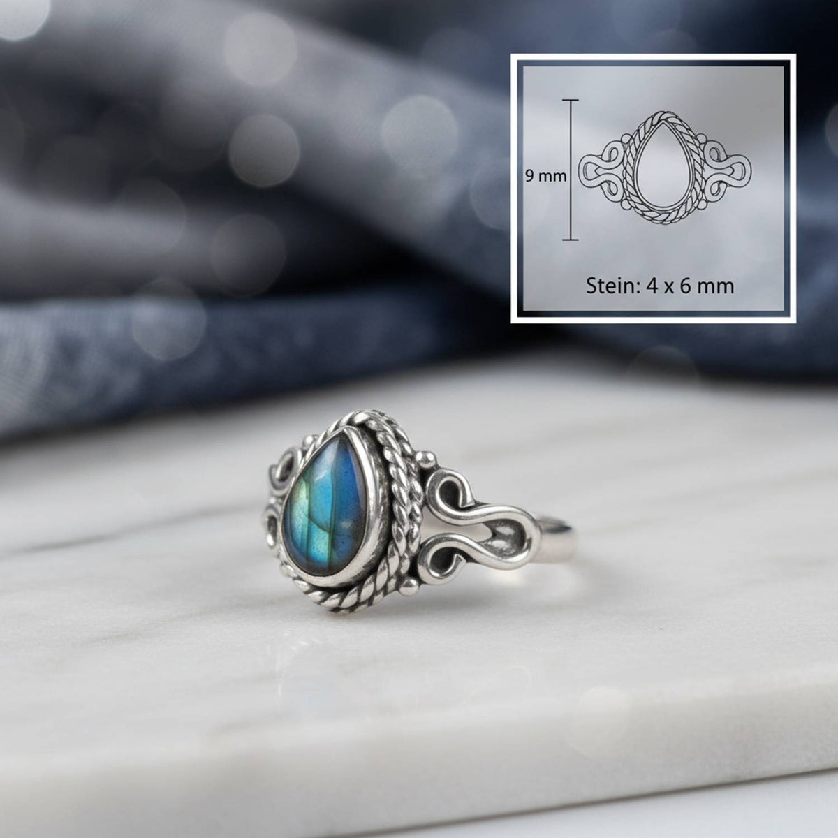 Labradoritring aus Silber mit Maßangaben zu Ring und Edelstein