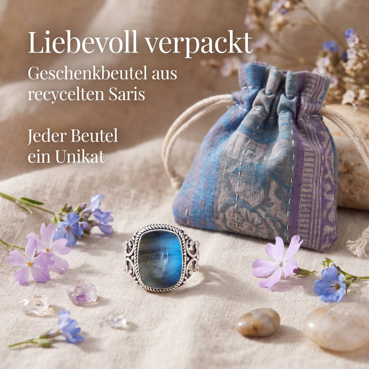 Silberring mit Labradorit und Geschenkbeutel aus recyceltem Sari