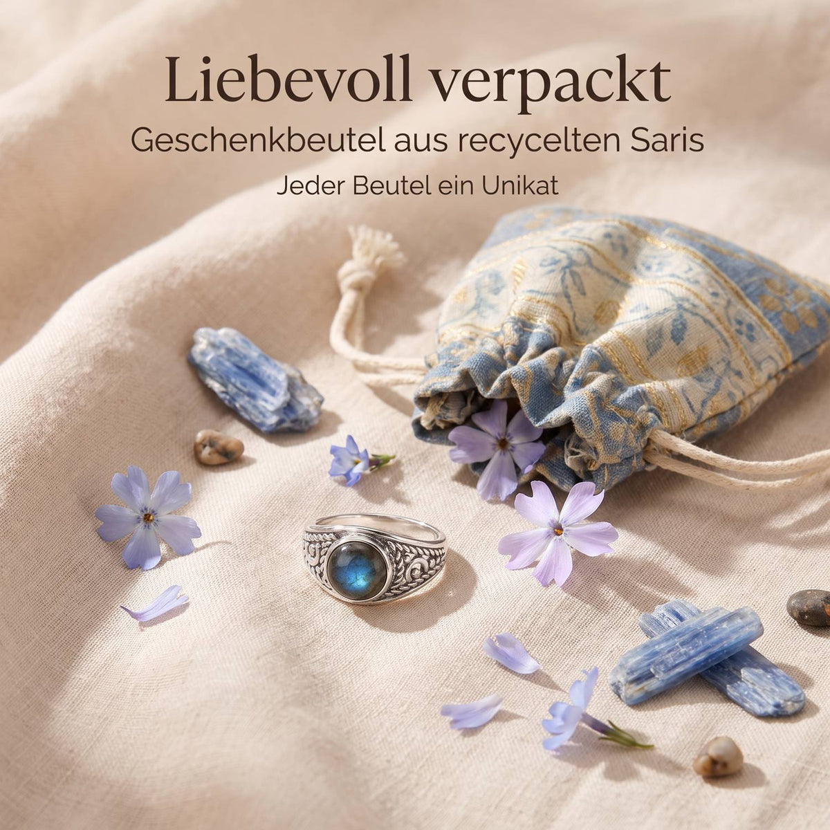Silberring mit Labradorit und Geschenkbeutel aus recyceltem Sari