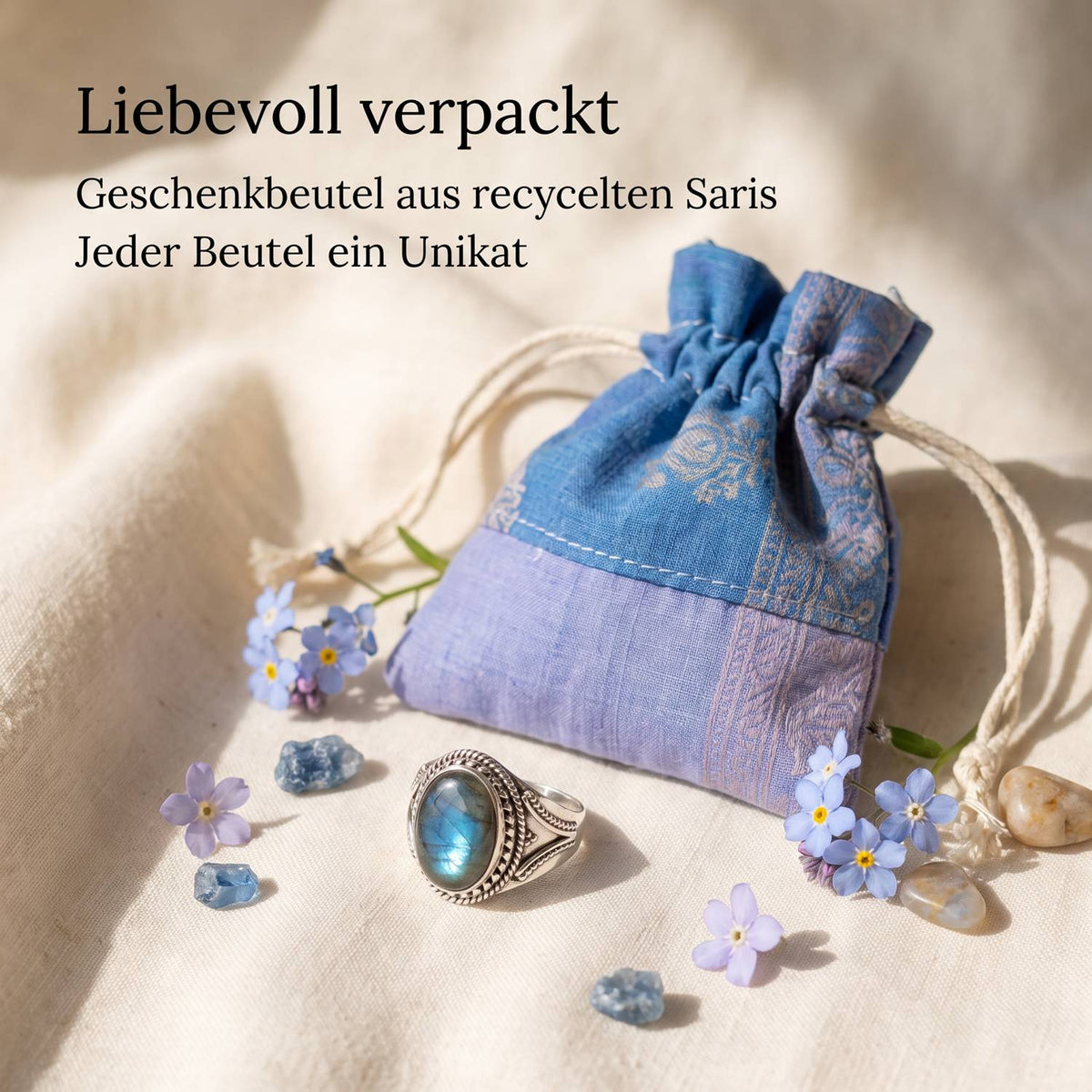Silberring mit Labradorit und Geschenkbeutel aus recyceltem Sari